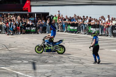 Dublör Dejan Spoljar ve ekibi moto festivalinde çeşitli akrobatik hareketler yapıyorlar.