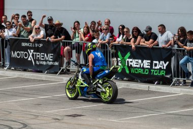 Dublör Dejan Spoljar ve ekibi moto festivalinde çeşitli akrobatik hareketler yapıyorlar.