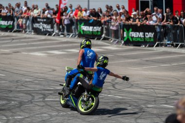 Dublör Dejan Spoljar ve ekibi moto festivalinde çeşitli akrobatik hareketler yapıyorlar.