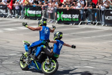 Dublör Dejan Spoljar ve ekibi moto festivalinde çeşitli akrobatik hareketler yapıyorlar.