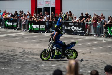 Dublör Dejan Spoljar ve ekibi moto festivalinde çeşitli akrobatik hareketler yapıyorlar.