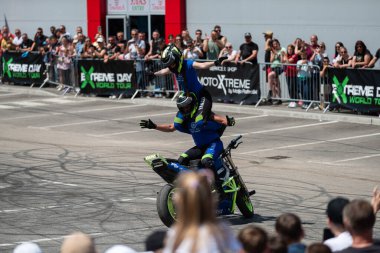 Dublör Dejan Spoljar ve ekibi moto festivalinde çeşitli akrobatik hareketler yapıyorlar.