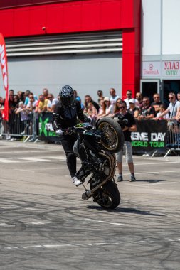 Dublör sürücüsü, Banja Luka 'da moto festivalinde motosikletini sürüyor.
