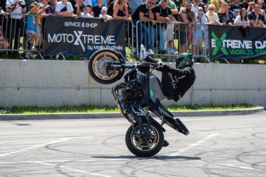 Dublör sürücüsü, Banja Luka 'da moto festivalinde motosikletini sürüyor.