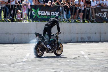 Dublör Banja Luka 'da moto festivalinde motorsikletinde patinaj çekiyor.