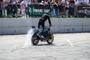 Dublör Banja Luka 'da moto festivalinde motorsikletinde patinaj çekiyor.