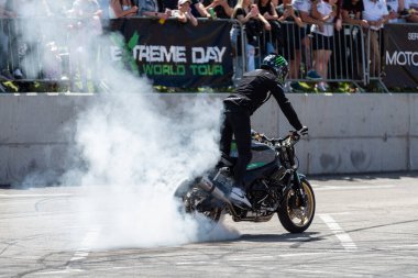 Dublör Banja Luka 'da moto festivalinde motorsikletinde patinaj çekiyor.