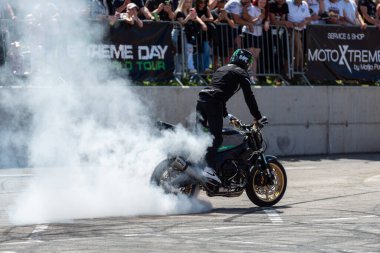 Dublör Banja Luka 'da moto festivalinde motorsikletinde patinaj çekiyor.