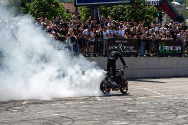 Dublör Banja Luka 'da moto festivalinde motorsikletinde patinaj çekiyor.