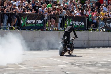 Dublör Banja Luka 'da moto festivalinde motorsikletinde patinaj çekiyor.