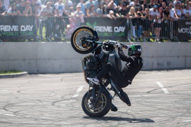 Dublör sürücüsü, Banja Luka 'da moto festivalinde motosikletini sürüyor.