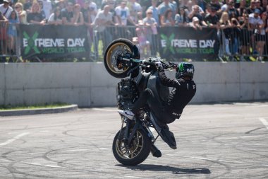Dublör sürücüsü, Banja Luka 'da moto festivalinde motosikletini sürüyor.
