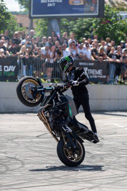 Dublör sürücüsü, Banja Luka 'da moto festivalinde motosikletini sürüyor.