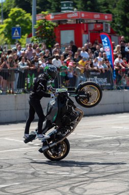 Dublör sürücüsü, Banja Luka 'da moto festivalinde motosikletini sürüyor.