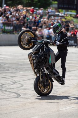 Dublör sürücüsü, Banja Luka 'da moto festivalinde motosikletini sürüyor.