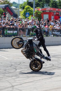 Dublör sürücüsü, Banja Luka 'da moto festivalinde motosikletini sürüyor.