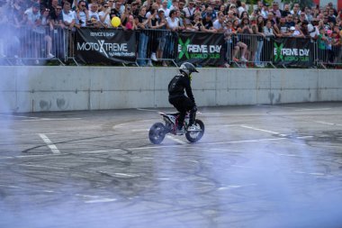 Çocuk dublör sürücüsü Banja Luka 'da küçük motosiklet ve moto festivalinde akrobasi yaptı