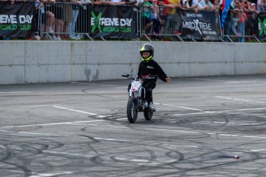 Çocuk dublör sürücüsü Banja Luka 'da küçük motosiklet ve moto festivalinde akrobasi yaptı