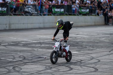 Çocuk dublör sürücüsü Banja Luka 'da küçük motosiklet ve moto festivalinde akrobasi yaptı