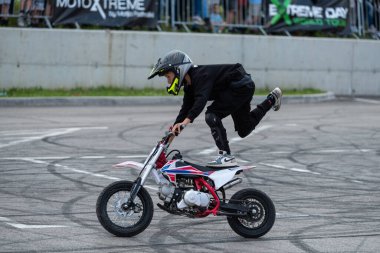 Çocuk dublör sürücüsü Banja Luka 'da küçük motosiklet ve moto festivalinde akrobasi yaptı