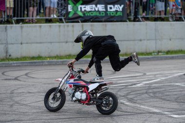Çocuk dublör sürücüsü Banja Luka 'da küçük motosiklet ve moto festivalinde akrobasi yaptı