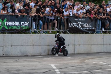 Çocuk dublör sürücüsü Banja Luka 'da küçük motosiklet ve moto festivalinde akrobasi yaptı