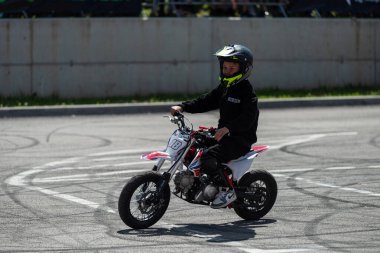 Çocuk dublör sürücüsü Banja Luka 'da küçük motosiklet ve moto festivalinde akrobasi yaptı