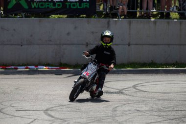 Çocuk dublör sürücüsü Banja Luka 'da küçük motosiklet ve moto festivalinde akrobasi yaptı