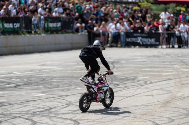 Çocuk dublör sürücüsü Banja Luka 'da küçük motosiklet ve moto festivalinde akrobasi yaptı