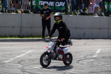 Çocuk dublör sürücüsü Banja Luka 'da küçük motosiklet ve moto festivalinde akrobasi yaptı