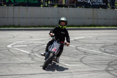 Çocuk dublör sürücüsü Banja Luka 'da küçük motosiklet ve moto festivalinde akrobasi yaptı