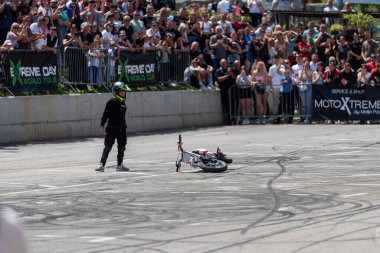 Çocuk dublör sürücüsü Banja Luka 'da küçük motosiklet ve moto festivalinde akrobasi yaptı