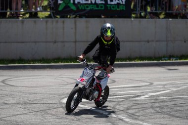 Çocuk dublör sürücüsü Banja Luka 'da küçük motosiklet ve moto festivalinde akrobasi yaptı