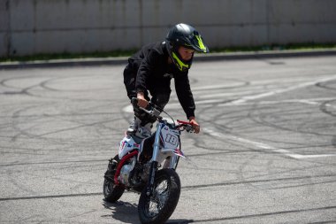 Çocuk dublör sürücüsü Banja Luka 'da küçük motosiklet ve moto festivalinde akrobasi yaptı