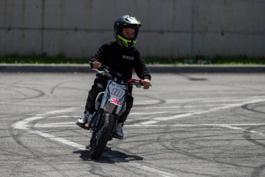 Çocuk dublör sürücüsü Banja Luka 'da küçük motosiklet ve moto festivalinde akrobasi yaptı