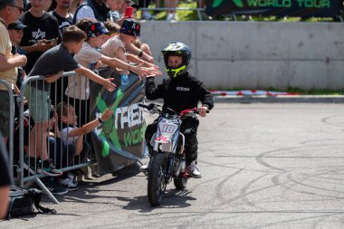 Çocuk dublör sürücüsü Banja Luka 'daki Moto Festivali' ndeki performansı sonrasında seyirciyi selamladı