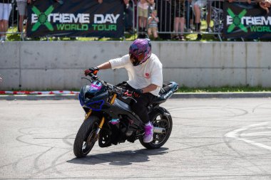 Akrobasi ve dublörlük yapan akrobasi sürücüsü Banja Luka 'da motosiklet ve moto festivali yapıyor.