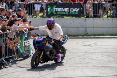 Akrobasi ve dublörlük yapan akrobasi sürücüsü Banja Luka 'da motosiklet ve moto festivali yapıyor.