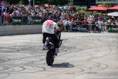 Dublör sürücüsü motosikleti ve moto festivaliyle Banja Luka 'da