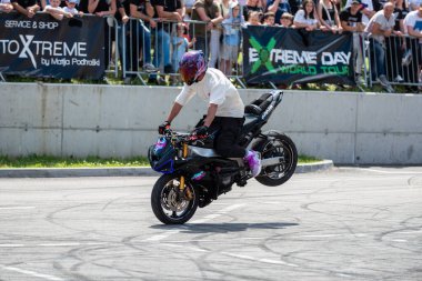 Akrobasi ve dublörlük yapan akrobasi sürücüsü Banja Luka 'da motosiklet ve moto festivali yapıyor.