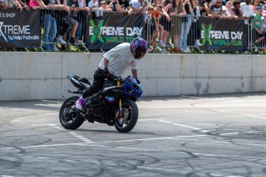 Akrobasi ve dublörlük yapan akrobasi sürücüsü Banja Luka 'da motosiklet ve moto festivali yapıyor.