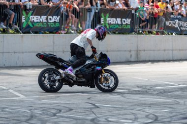 Akrobasi ve dublörlük yapan akrobasi sürücüsü Banja Luka 'da motosiklet ve moto festivali yapıyor.
