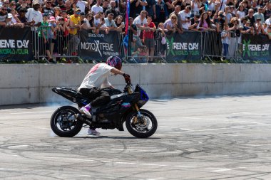 Akrobasi ve dublörlük yapan akrobasi sürücüsü Banja Luka 'da motosiklet ve moto festivali yapıyor.
