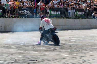 Akrobasi ve dublörlük yapan akrobasi sürücüsü Banja Luka 'da motosiklet ve moto festivali yapıyor.