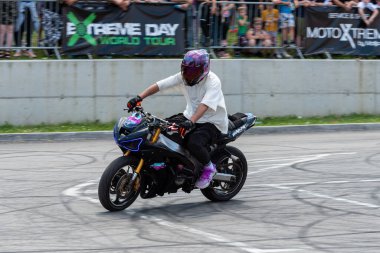 Akrobasi ve dublörlük yapan akrobasi sürücüsü Banja Luka 'da motosiklet ve moto festivali yapıyor.
