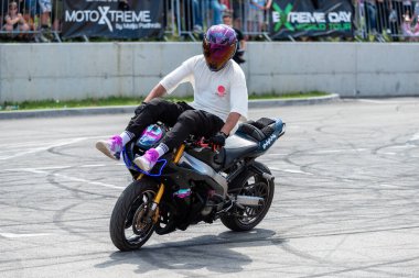 Akrobasi ve dublörlük yapan akrobasi sürücüsü Banja Luka 'da motosiklet ve moto festivali yapıyor.