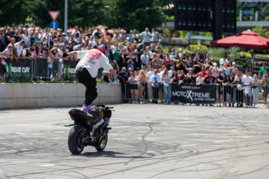 Akrobasi ve dublörlük yapan akrobasi sürücüsü Banja Luka 'da motosiklet ve moto festivali yapıyor.