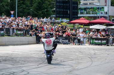 Dublör sürücüsü motosikleti ve moto festivaliyle Banja Luka 'da