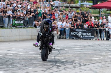 Dublör sürücüsü motosikleti ve moto festivaliyle Banja Luka 'da