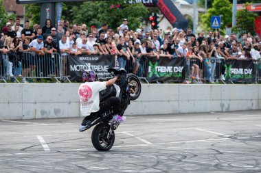 Dublör sürücüsü motosikleti ve moto festivaliyle Banja Luka 'da